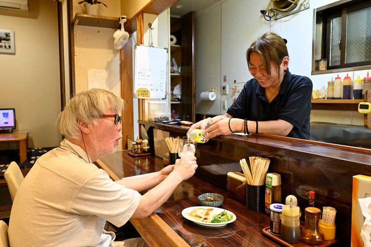 カウンター越しに対面する文江さん。話もはずみ、酒も進むこととなる。