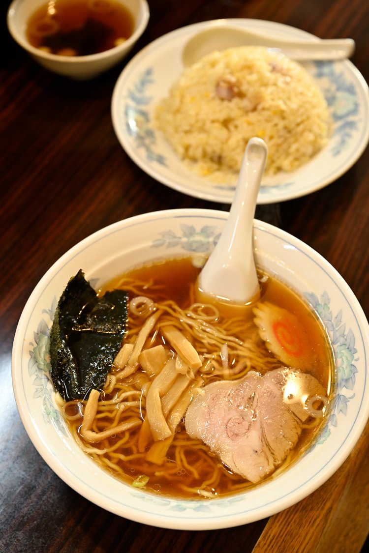 ラーメン500円は、鶏ガラ、煮干しなどでとった優しいスープ。チャーハン600円は力強い味付け。