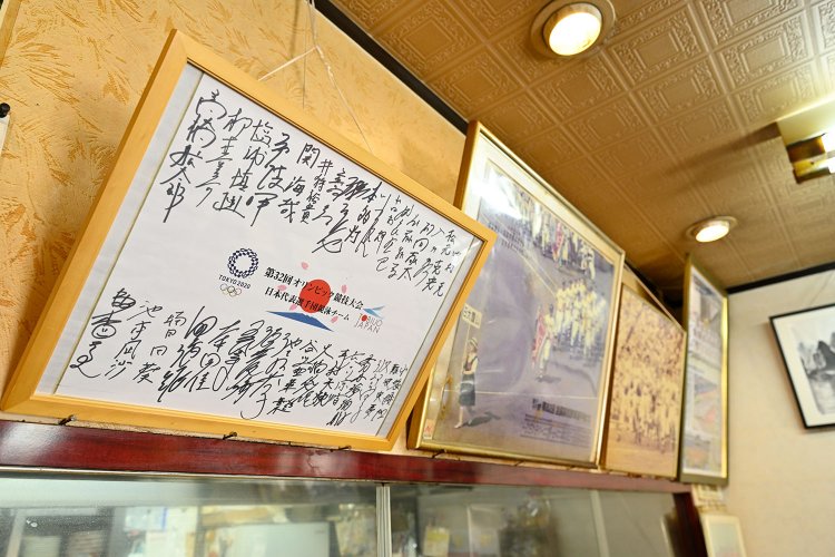 左手前が東京オリンピック競泳チームのサイン。