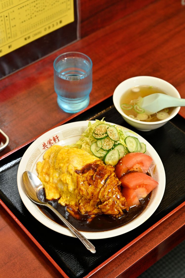 ワンプレートに生野菜たっぷりオムライス750円は卵がふわとろで、デミグラスソースでいただく店の一番人気。