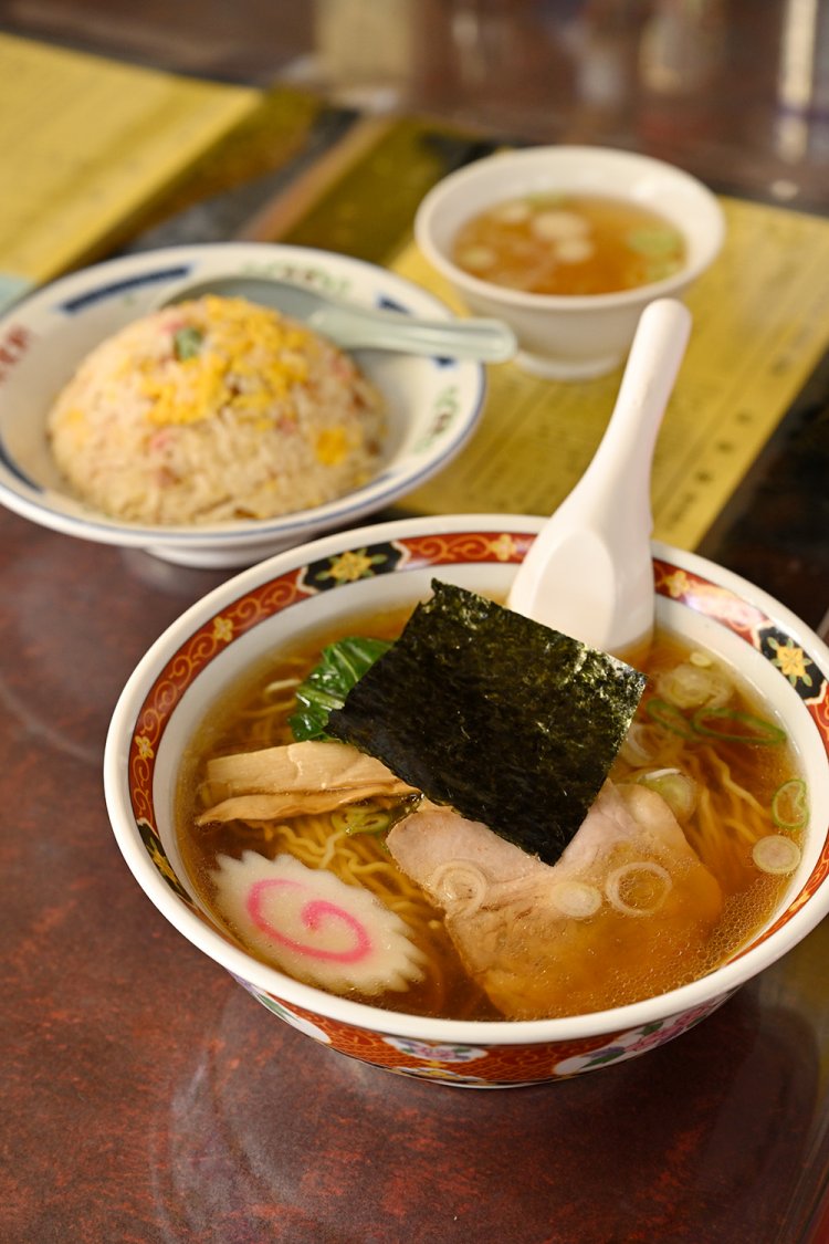 ラーメン500円。雑味のないスープは飲み干す人も多い。チャーハン600円はふっくら系。