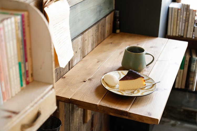 バスク風チーズケーキ580円、ブレンドコーヒー550円～。