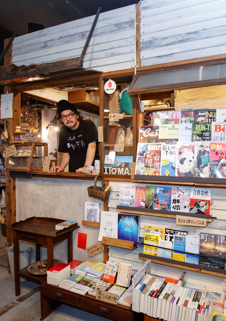 選書に書架作り。コーヒーを入れ、ケーキを焼く。何役もこなす鈴木さん。