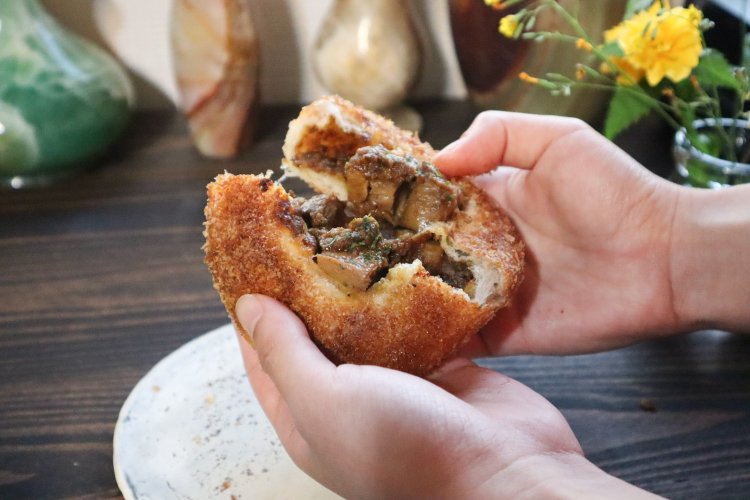 買ってきたラフテーカレーパン。確かに、解凍後でも焼き直したらカリッと焼きたてでおいしい！