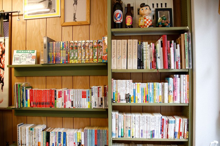 店内。「古本屋の店頭のように、100～1000円までの本を並べてます」。雑貨は水田さんのコレクションだ。