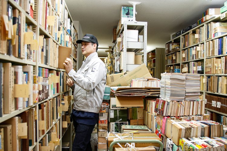 店舗奥に非公開の書庫がある。