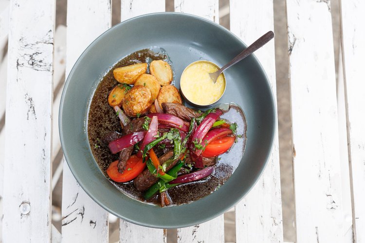 LOMO SALTADO 1400円。現地ではごはんのおかず。混ぜても美味。