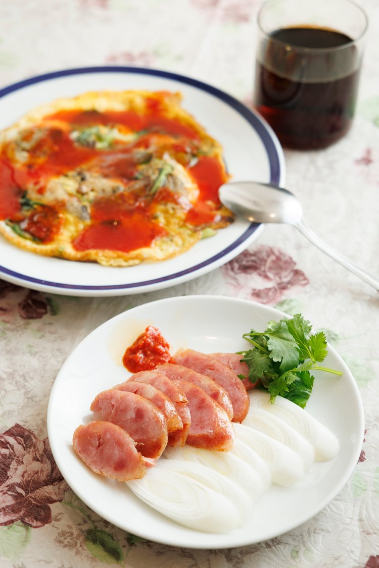 台湾腸詰め600円、カキと野菜の玉子焼き1000円、台湾陳年紹興酒1合700円～。酒のつまみも豊富で、色々な料理を食べたくなる。