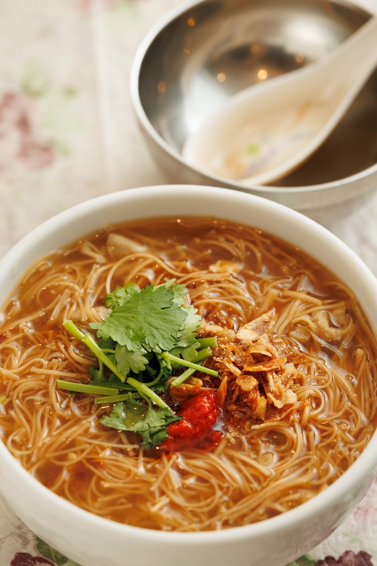 パクチーやフライドオニオンもアクセント。モツ煮込みそうめん1000円。