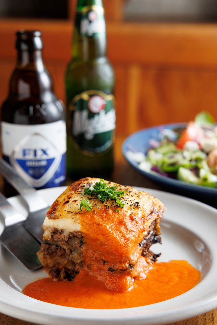 ムサカ。ギリシャビール「FIX」「MYTHOS」は各880円。