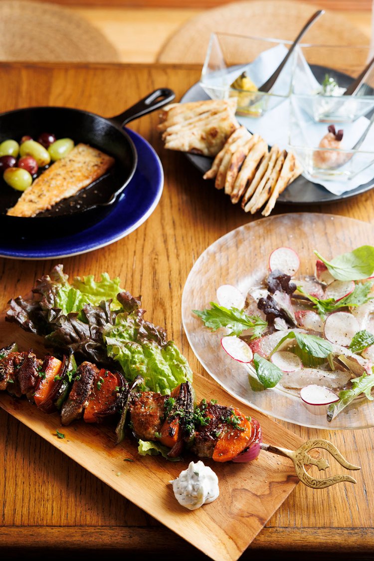 コース4380円の一例。ピタパンを3種のソースにつけるディップ、大きな肉の串焼き・スブラキなどどれも見目麗しい。