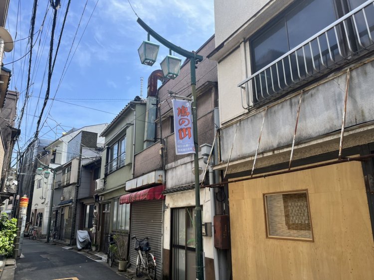 鳩の街商店街はこんな雰囲気だ。