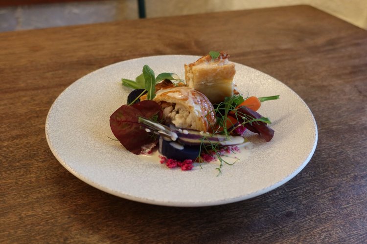 真鯛のパイ包み3400円。ランチではサラダ、パン、オードブルがセットに。