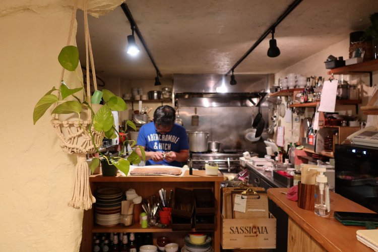 ディナータイムに向け、仕込み作業をするシェフ・杉野さん。