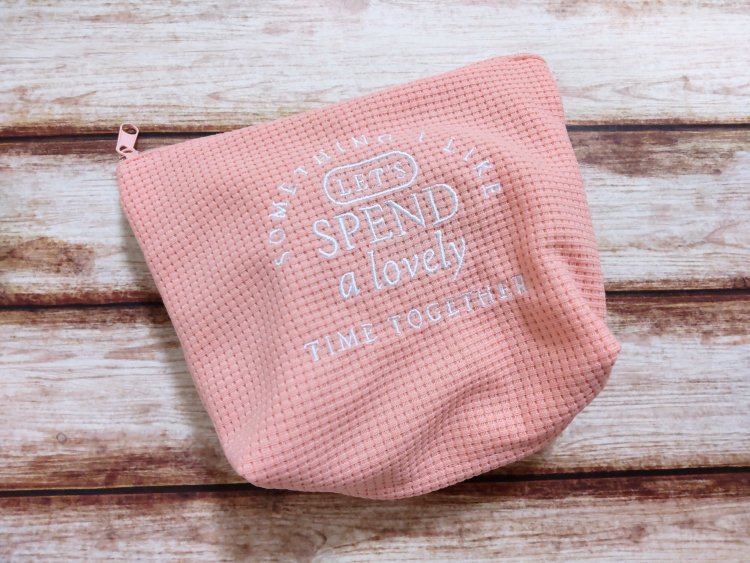 中身の見えないポーチや柄付きのタンブラーを利用するのもおすすめ。