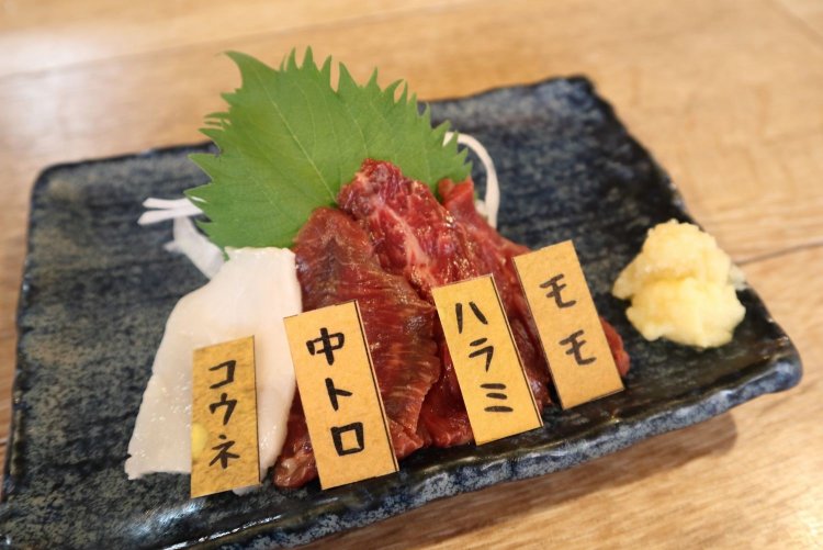 本日のおまかせ馬刺し盛り（1名盛り）750円。