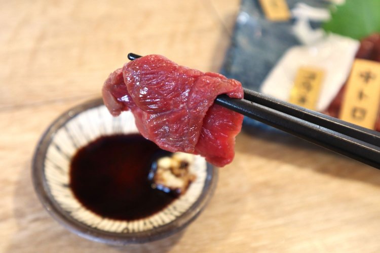 こちらはモモ。お好みでにんにくを溶いて。