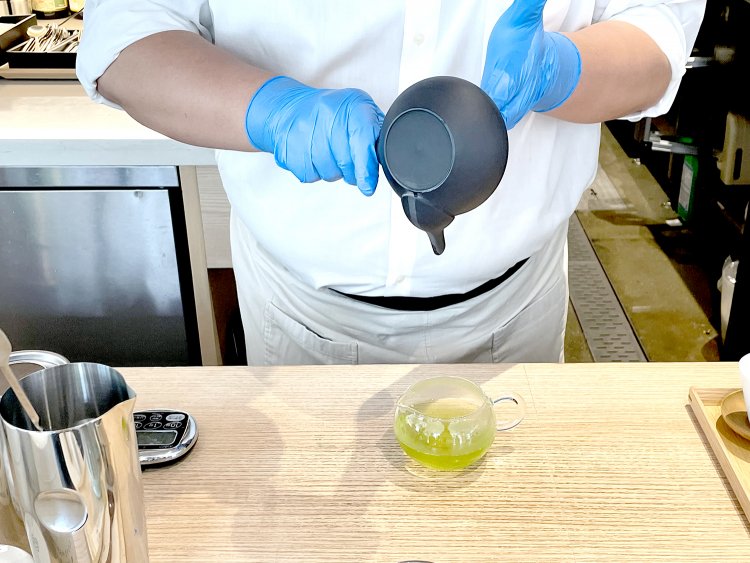 グッと縦に一回振り、最後の一滴まで入れる。