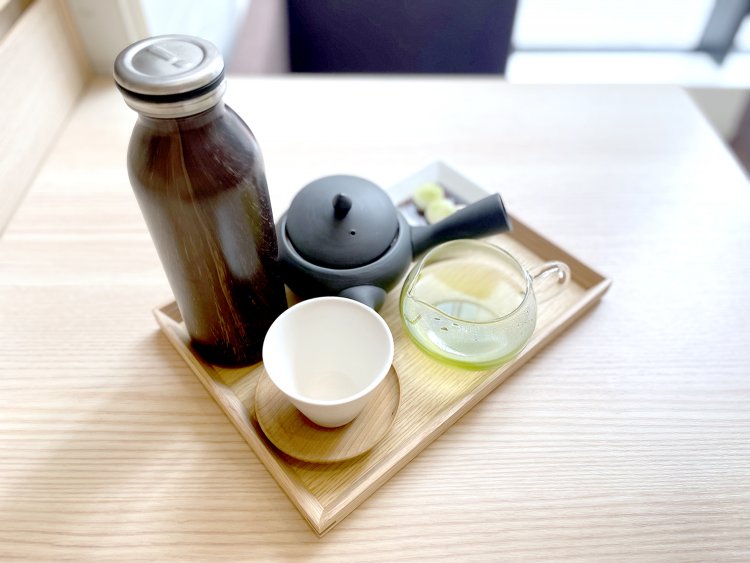 ホットの煎茶についてくるお茶うけは、黒蜜と抹茶の白玉団子。