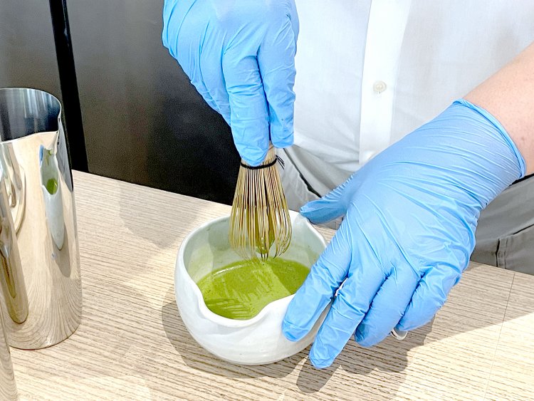 点てたばかりのお抹茶を使う濃茶ラテ。色合いも美しく抹茶の香りも感じられる。