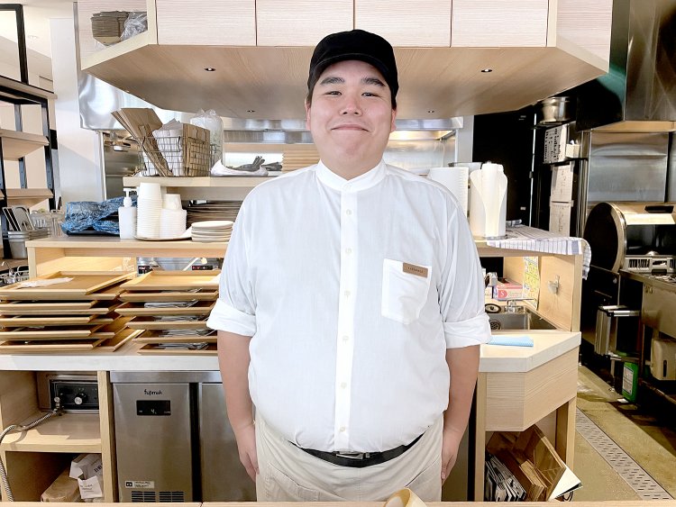 『チャヤ1899東京』マネージャーの安長貴人さん。