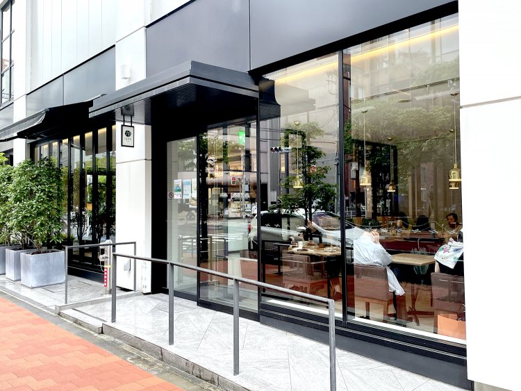 赤レンガ通り沿いにカフェの入り口がある。