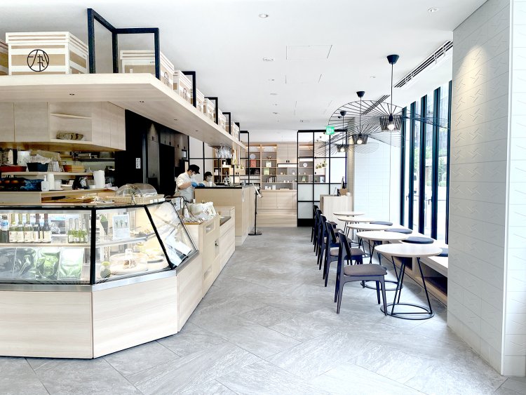 カフェはカウンターでオーダーするセルフサービス式。