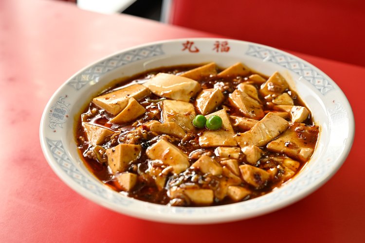 花椒が香りシビれがたまらない麻婆豆腐700円。