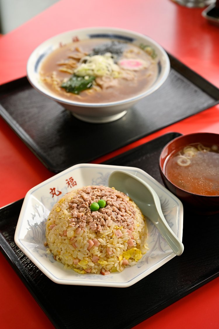 刻みチャーシューがのったチャーハン700円。申子さんは（おそらく）日本一チャーシューを刻んでいる女将だ。ラーメン600円とも相性が最高。