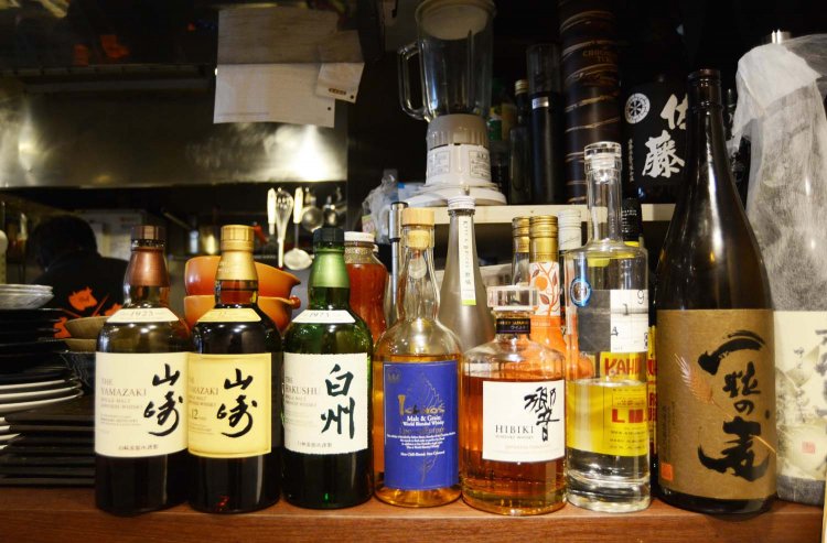 各種モルトウイスキーや人気の焼酎など酒好きが喜びそうな酒もそろっている。