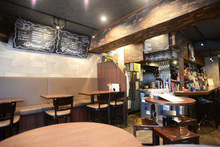 円形のハイテーブルがアクセントになっている店内。