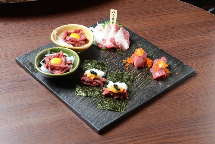 盛り付けも美しい馬刺しの前菜4点盛り（写真は2人前）。最初の料理はここからスタートしたい。