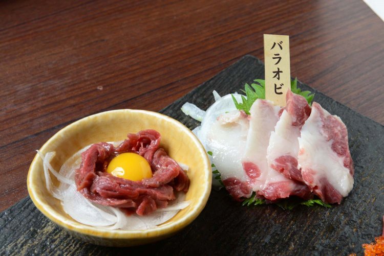 4点盛りに付くバラオビの刺し身と赤身のユッケ。バラオビはバラ肉の中でも特に脂ののりがよい部位。