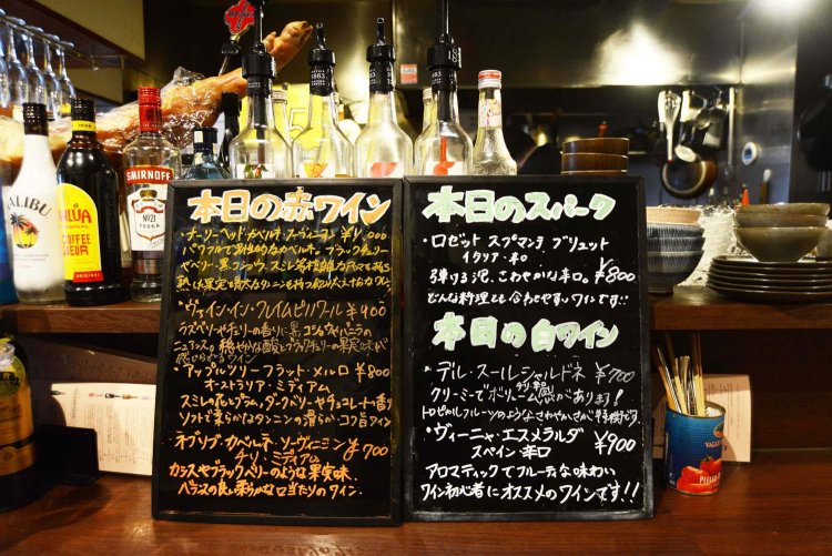 赤・白・スパークリングなど、その日のおすすめワインは黒板をチェック！