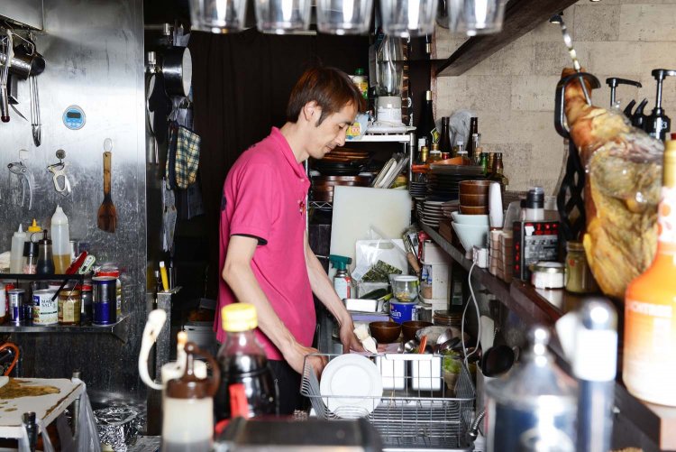 「昼はとんかつ、夜は肉バルで肉料理のおいしさを堪能してください」と話す三浦店長。