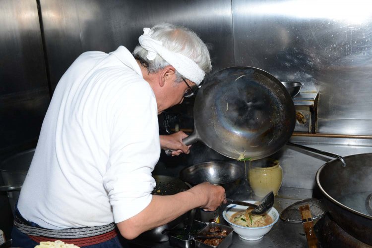 店を引き継いで以来厨房に立ち続ける店主の関口能広さん。