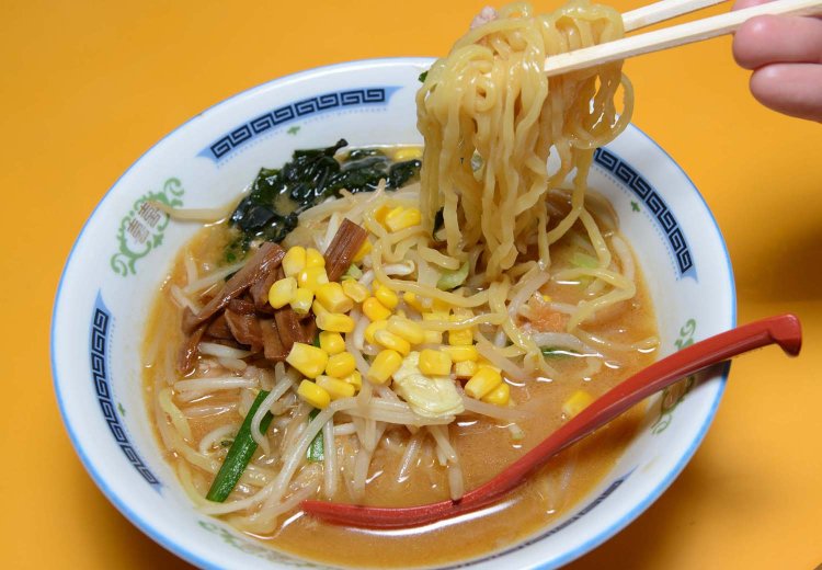 縮れ麺が濃厚なスープとよく絡む。