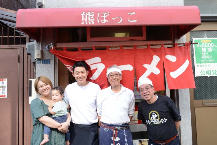 右から30年以上この店で働くスタッフの田部井さん、店主の関口能広さん、阿部裕太郎さんご家族。