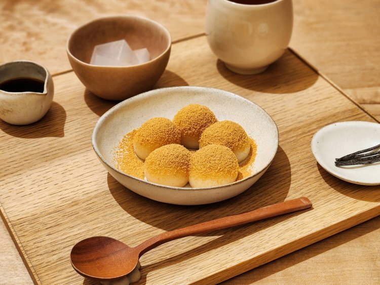 みつ白玉 一皿（五玉） 黒みつきなこ 980円。