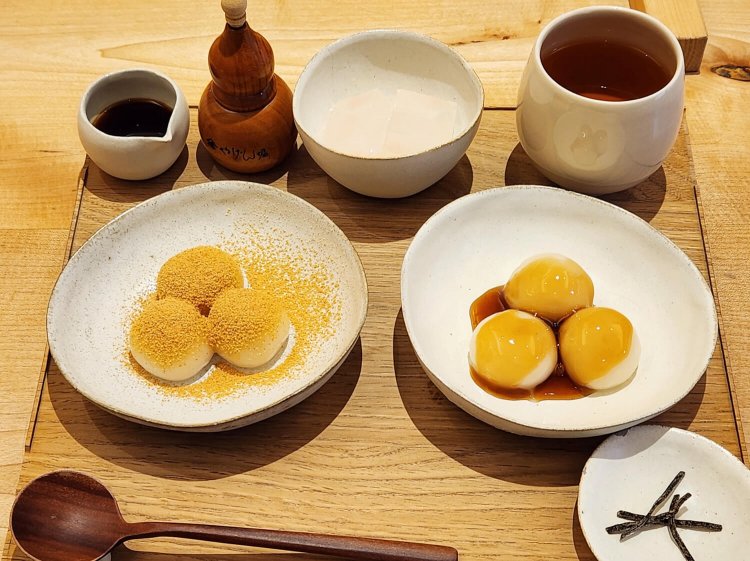 みつ白玉 二皿（三玉二皿） 黒みつきなこ、みたらし 1130円。