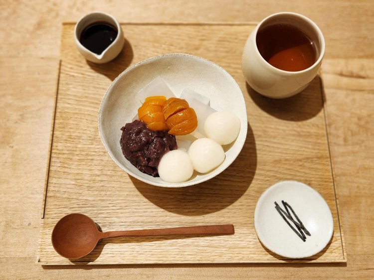 黒みつ白玉あんみつ（杏） 950円。