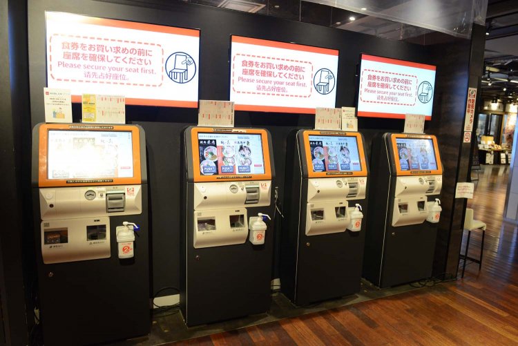 ズラリと並ぶ券売機。まずはここでファーストオーダーを購入しよう。