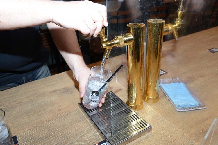 卓上にレモンサワータワーがあるので、自分のペースで酒が飲める。