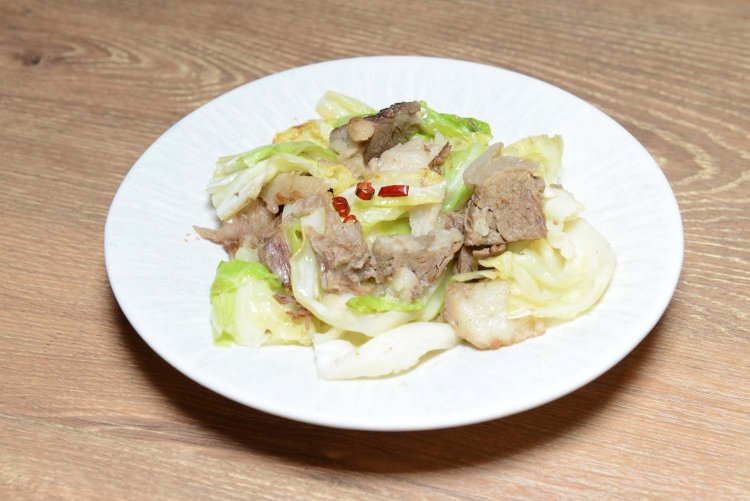 牛すじの塩キャベツ炒めは、食感のみならず、ちょうどよい塩味で酒が進む。