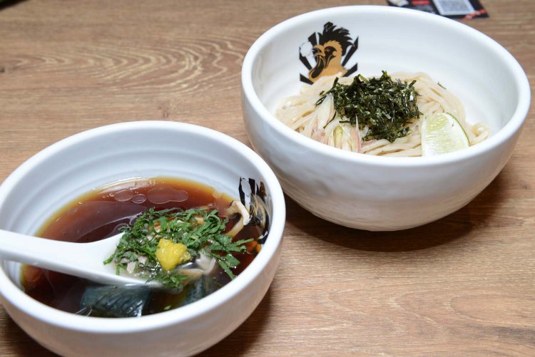 暑い季節にピッタリな冷やし鴨中華つけそば。