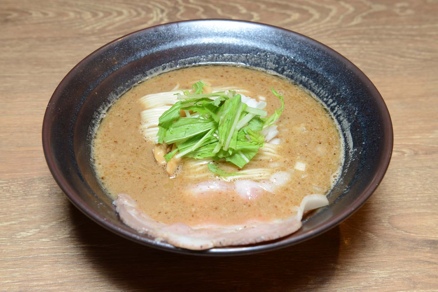 豚の旨味が凝縮された濃厚豚骨魚介拉麺。