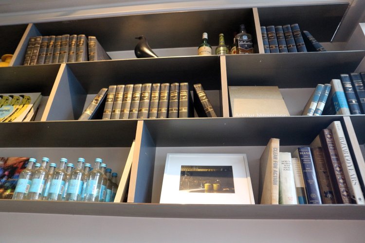 壁に溶け込むようなデザインの本棚も、自社で製作。たまにデザインを気に入ったお客から「自宅にもほしい」と依頼されることもあるのだとか。