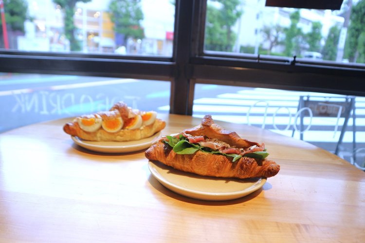 写真手前がハム、チーズ、ルッコラのサンドイッチ650円。奥がエッグサンドイッチ600円。