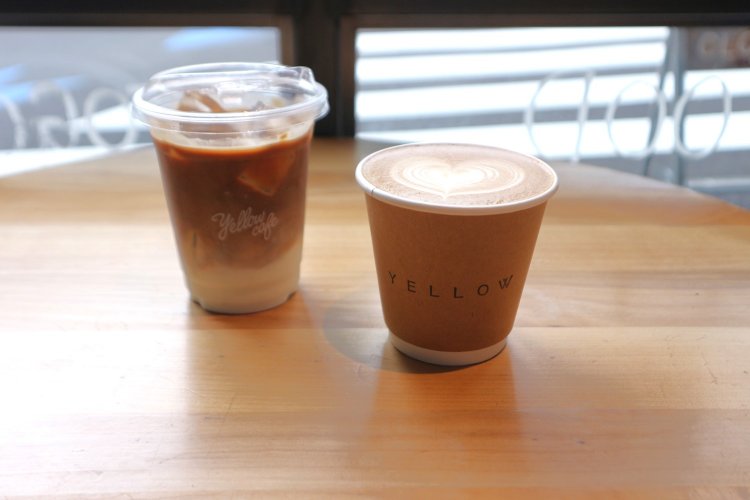 カフェラテはホット、アイスともにレギュラーサイズ550円。