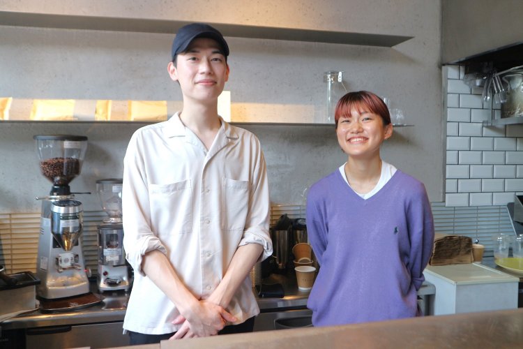 写真左がバリスタの兼松幸史朗さん、右が副店長の内海渚さん。